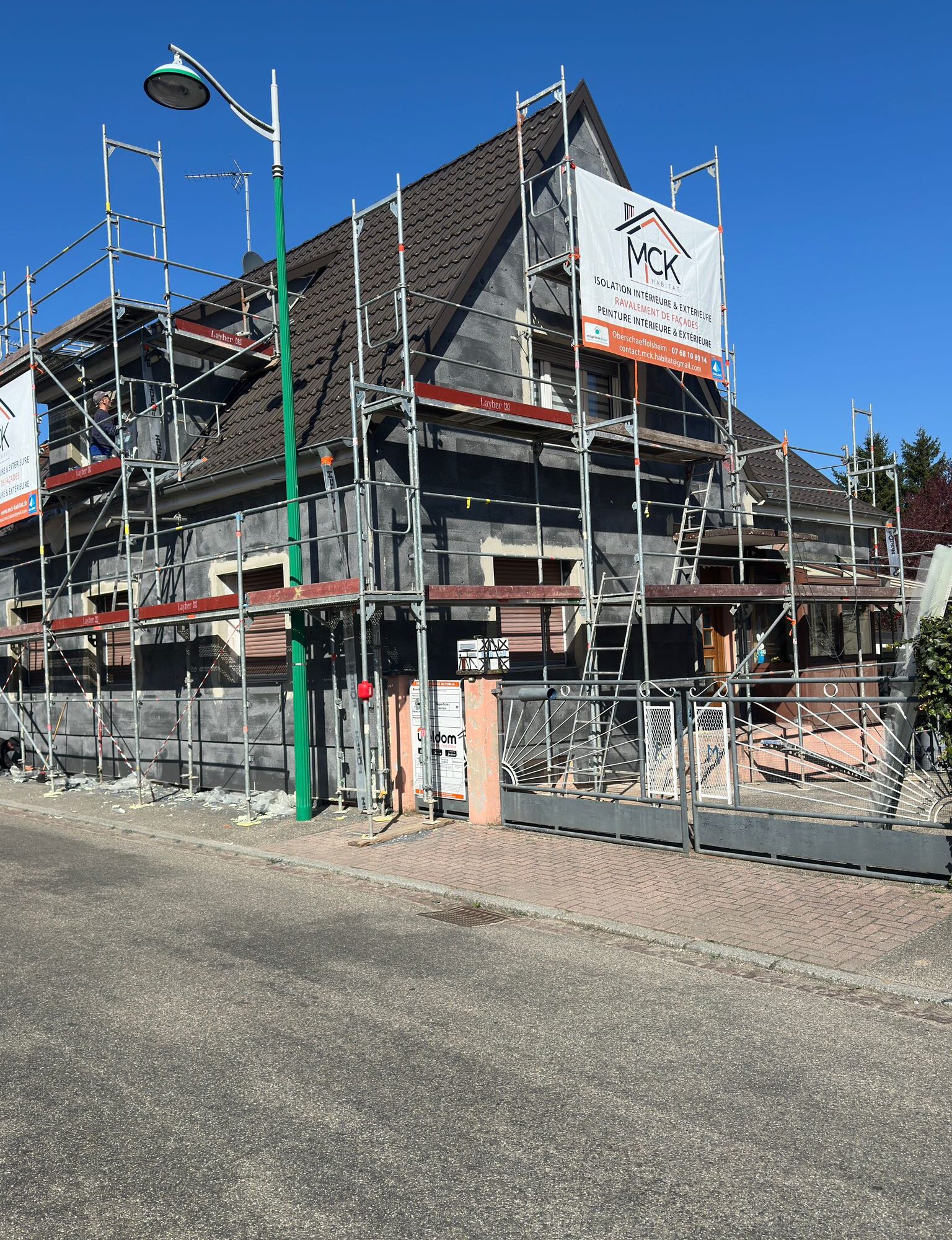Fin de montage de l&rsquo;isolation thermique par l&rsquo;ext&eacute;rieur &agrave; Seltz (67470) &ndash; Chantier en cours Strasbourg