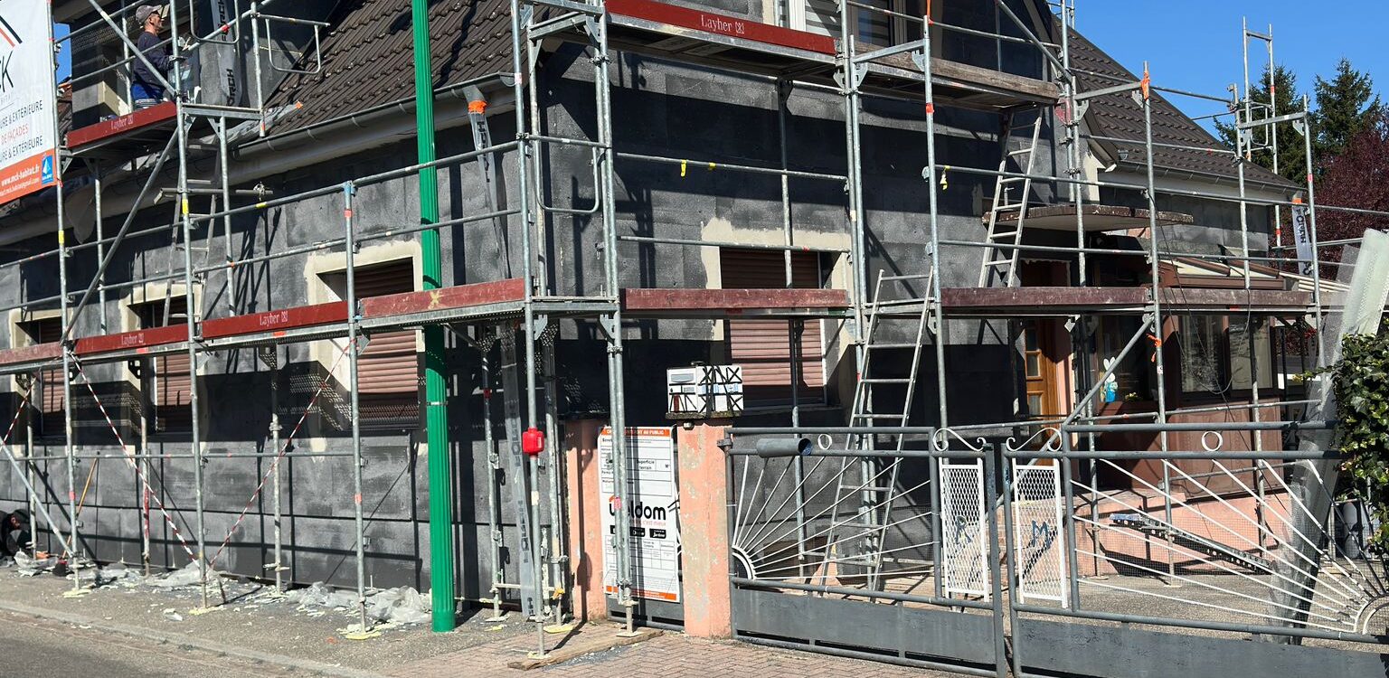 Fin de montage de l&rsquo;isolation thermique par l&rsquo;ext&eacute;rieur &agrave; Seltz (67470) &ndash; Chantier en cours Strasbourg