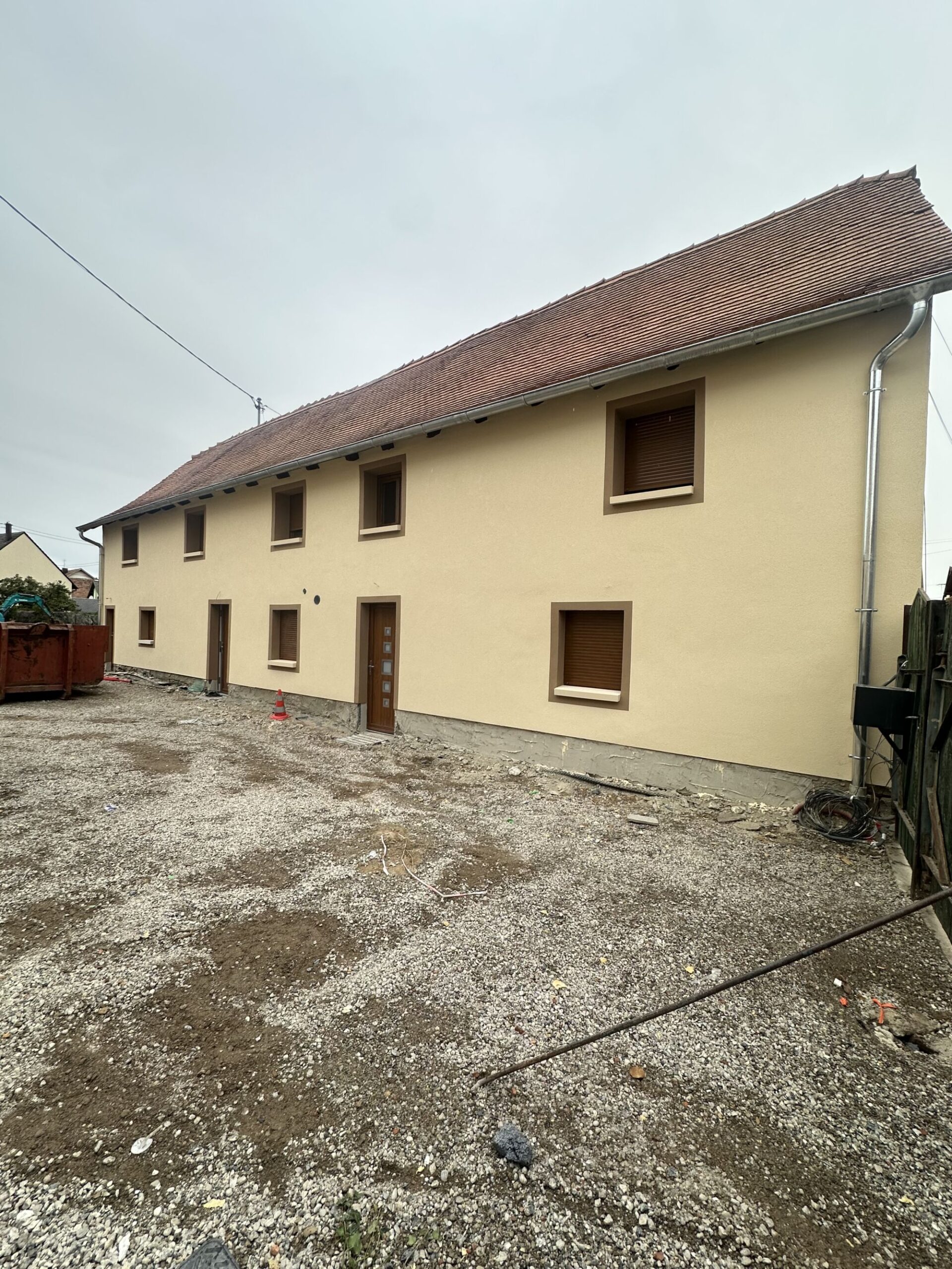CHANTIER DUTTLENHEIM RAVALEMENT 3 3 SCALED | MCK Habitat Ravalement de façade en Alsace : rénovation et protection des murs extérieurs Saverne 3